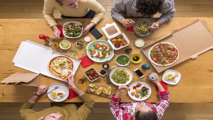 Românii aproape că nu mai fac mâncare acasă! Comenzile online au crescut cu 120%